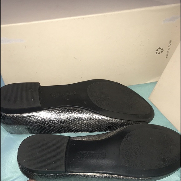 Kim Rogers Silver Snakeskin Flats - Size 8 - Picture 6 of 12